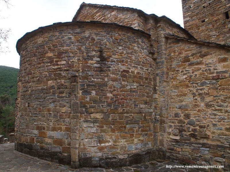 CILINDRO ABSIDAL CON RESTO DE COLUMNILLA